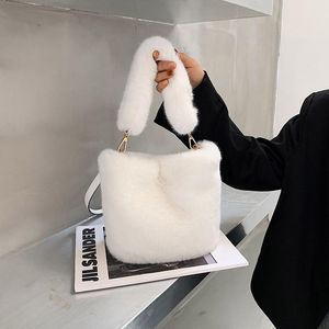 ショルダーバッグ冬のブランドの柔らかい暖かいフェイクの毛皮の白いハンドバッグ女性キャンディーカラートートデザイナー高級メッセンジャーカジュアルバケツバッグ