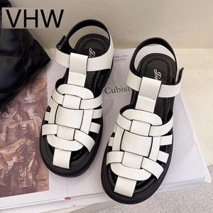 Sandali piatti da donna 2021 moda estiva tessitura incrociata punta tonda chiusa scarpe in pelle con plateau bianco sandali femminili casual