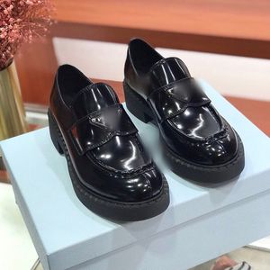 2021 Casual Women Designer Skor Läder Cool Fashion Luxury Womens Loafers Sko Streetwear Snabbt fartyg