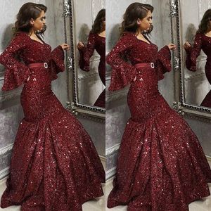 2021 Glitter Sequins Bourgogne Långärmade Mermaid Prom Klänningar V Neck Plus Storlek Formell Aftonklänning Kvinnor Bling Vestidos Party Gowns Ruffles Sequined Lace Sashes