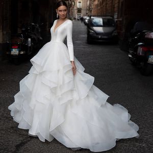 Простая линия свадебное платье многослойные оборками с длинными рукавами свадебные платья с свадебными рукавами V-образным вырезом.