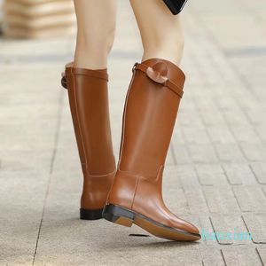 جديد أزياء الخريف الشتاء أحذية امرأة جلد طبيعي الركبة عالية فارس الأحذية مصمم معدني مشبك جولة تو منخفض الكعوب