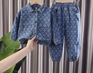 子供たちの男の子の女の子デニム服セット赤ちゃんの花のジャケットズボン2pcs /セット秋の幼児トラックスーツ、90-150cm