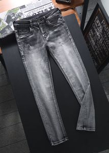 Jeans da uomo con piedi piccoli Pantaloni leggeri da uomo firmati Blu Solid Casual Autunno e inverno Nuovi pantaloni regolari scozzesi Ultimi articoli hip hop indispensabili Jean