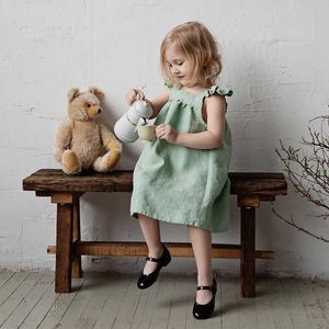 어린이 소녀의 린넨 드레스 2020 여름 새로운 문학 꽃잎 슬리브 느슨한 아기 스트랩 공주 드레스 TZ04 Q0716