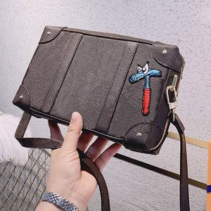 Luxurys Designer Umhängetasche Mode Frauen Handtaschen Hohe Qualität Leder Crossbody Kunstwerk Kofferraum Cartoon Handtasche Geldbörse Brieftasche Taschen