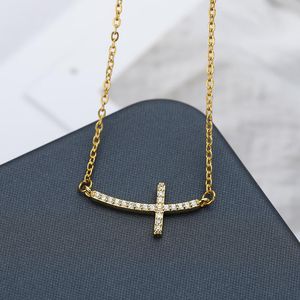 Winzige goldfarbene, seitlich gebogene Kreuz-Halskette für Damen und Herren, Zirkonia, religiöser Anhänger, Schmuck, Charm-Collierketten