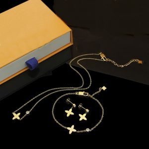 Europe America Fashion Jewelry Sets Lady Womens Gold/Silver-color Metal Engraved V Initials Flower Idylle Necklace Bracelet Earrings Q93281 Q96169