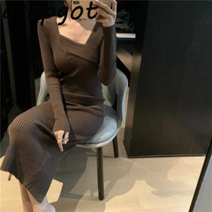 Uzun Kollu Kare Boyun Siyah Örme Elbise Kadın Sonbahar Kış Sıkı Ince Mizaç Wrap Hip Geri Bölünmüş Kazak Elbise Katı 210610