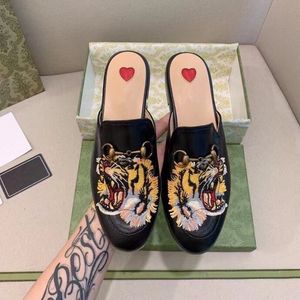 Luxury designer Outdoor Flower slippers Real Leather Slide loafer Sandal Classic Half Flat bottom Metal buckle Embroidered woman Shoes flip flop MULES with box M15