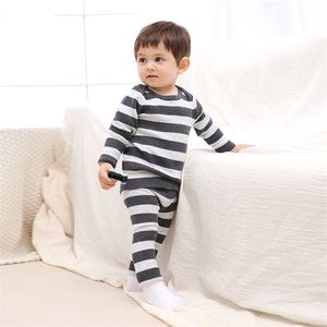 Nervürlü Yürüyor Kız Erkek Pijama Bebek Giysileri Set Sonbahar Kış Çocuk Kıyafetler Uzun Kollu Çizgili Tops Pantolon 2 Adet Çocuklar Suit 211020