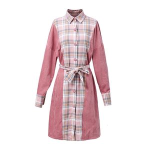 女性春ピンクのターンダウンカラーシャツドレス長袖チェック柄パッチワークサッシボタンポケットミニD2259 210514