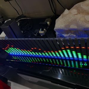Masa Tablosu Saatleri Ultra-İnatçı 26 Segment Müzik Spektrumu Ekran Uzunluğu 67cm Ses Kontrolü Uzak Saat Animasyon İşlevi Güzel Müzikal