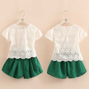 Verão 2-6 8 10 12 Anos Cute Kids Hollow Out Bordado Flor T-shirt Branco + Shorts Verdes 2 Pçs Meninas Tracksuit Cotton Set 210529
