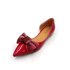 Летние и осень мода женские сандалии большие размеры лук патентная кожи неглубокий рот заостренный квартира с обувью