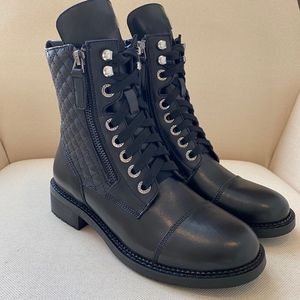 Halvstövlar svart kalvskinn tjock hälkvalitet Knight Boot Flat Lace Up Shoes Justerbar dragkedja Öppning Motorcykelstövlar Kvinnors lyxdesigner