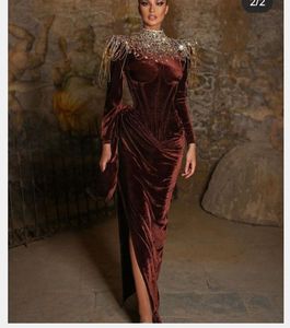 Kylie Jenner Vestido de Fiesta Abito da Ser Das Abendkleid Die silberne Celebrity Kleid Langarm hoher Nacken Quaste Mermaid Wine Rot Samt yosef aljasmi