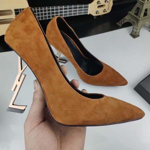 2021 Fashion Designer Heels Sapatos formais femininos Salto tipo letra com tira de bico fino e material de couro confortável tamanho 35-42