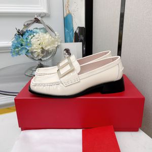 Rahat Tasarımcı Seksi Lady Moda Kadın Ayakkabı Siyah Deri Yuvarlak Ayak Kristal Strass Toka Flats Loafer'larda Kayma Zapatos Mujer Sığ Patchwork Pompalar