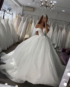 Elegant bollklänning spets bröllopsklänningar Sexig Backless Off Shoulder Arabiska Dubai Luxury Bridal Gowns Ruched Puffy Tulle Bröllopsklänning BC5614