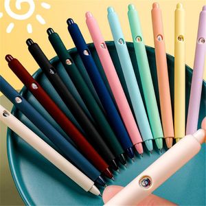 Jel Pens 6pcs Çok Renkli 0.5mm Geri Çekilebilir Beyaz Bozluk Yüksek Sömürge Metin İşaretçisi Doldurma Çubukları Sabit Malzemeler