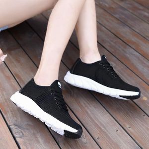 Scarpe da corsa da donna estive semplici quotidiane in tinta unita all'ingrosso mesh traspirante sport da donna scarpe da ginnastica casual sneakers da jogging all'aperto passeggiate