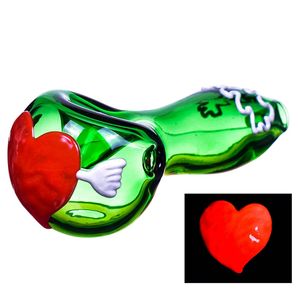 Colorful Glow In The Dark Heart Pipes Pyrex Vetro spesso Fatto a mano Dry Herb Tobacco Bong Handpipe Oil Rigs Design innovativo Decorazione di lusso Heart Smoking Holder DHL