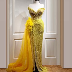 Ljusgul glitter design kväll klänningar fjäder sequins pärlor prom klänning sexig sida split arabiska v nacke robe de soirée mariage skräddarsydda