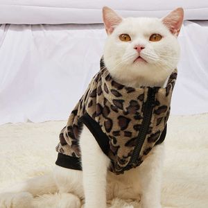 Trajes do gato do vestuário Roupas do cão do animal de estimação Inverno Cães mornos do inverno Vestem o revestimento bonito do casaco do leopardo Padrão de cópia de lãs Moletom