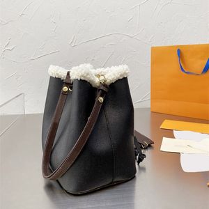 Mode Kvinnor Skulder Handväska Designer Väskor Drawstring Leather Lamb Wool Crossbody Bag Plånbokstorlek cm