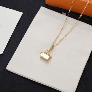 Damen-Halskette mit Anhänger aus Gold, leichter Luxus, personalisierter Modeartikel, vielseitiges Geschenk zum Valentinstag, Souvenir für Freunde und Liebhaber