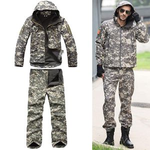 Giacche da caccia Gear Suit For Men Camouflage Felpa con cappuccio Giacca e pantaloni Cappotto antivento Camo Paintball Accessori uniformi