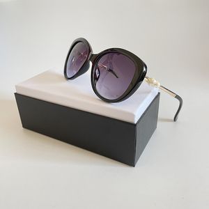 Marca de designer Moda Os óculos de sol luxuosos pérolas ao ar livre pérola de alta qualidade óculos de sol de gato de metal de gato Mulheres óculos 17 cor