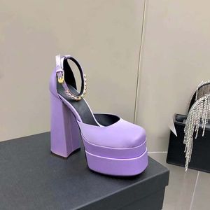 Sandali Luxury Pink con plateau impermeabile, tacco alto, design da passerella in raso personalizzato, tacco grosso e doppio cinturino alla caviglia decorato con strass