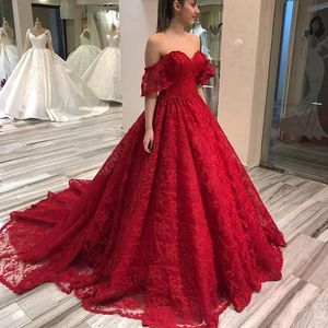 Red Off Shoulder Lace Ball Gown Prom Klänningar Sweetheart Short Sleeves Court Train Lace-Up Back Formal Afton Gowns