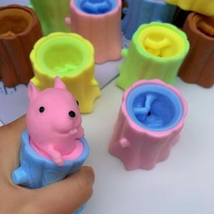 Squeeze Rubber Rubber Squirrel Cup Brinquedo Infantil Evil Decompression Tree Stump Oak Cute Miniature Telescopic Pen Holder Game Gift