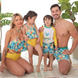 Family Swimwear PineapplSwimsuit Mother Daughter Bath Suits Dad Son Swim Shorts Mommy Daddy and Me Matching Clothes Outfits Look 210417