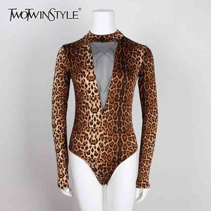 Twotwinstyle Sexy Drukowane Leopard Body Dla Kobiet Stojak Kołnierz Z Długim Rękawem Hollow Out Slim Jumpsuits Kobiet Moda Lato 210517