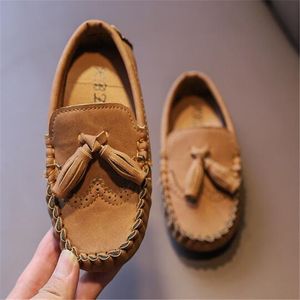 Barn sneakers casual skor för barn pojkar flickor läder sko klassisk loafers toddler baby tofs frans båt skor lägenheter
