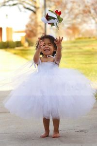 Abiti da damigella in tulle bianco adorabile Modello con spalline regolabili Abito da ballo da principessa grazioso Spettacolo per bambini