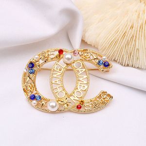 Korean Small Sweet Wind Luxurys Designers Brooch Women Pearl Rhinestone C Letters Brooches Suit Pin Fashion Jewelry Clothing Decoration High Quality Accessories