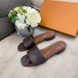 2021 Роскошные классические дизайнерские сандалии Sandales Slides Мужчины Женщины Досуг Тапочки Сандали Открытый Пляж Обувь Плоская Нескользящая Классическая дыра