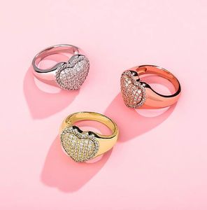 Iced Out Chunky Heart Ring 360 Micro Pave Cubic Zirconia 14K Guldplätering Toppkvalitet Simulerade Diamanter Ringar