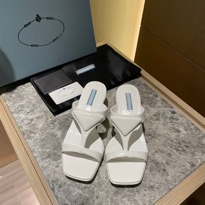 Ny lyx med sandaler triangulär utomhus borstat gummi kvadrat botten platt elegant och läder avslappnad designer sandal huvud tofflor w shbm