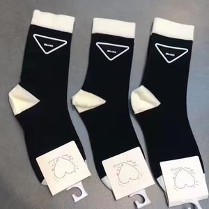 Calzini da donna con lettera a triangolo Calzino in cotone traspirante bianco nero per calze da regalo per feste di alta qualità