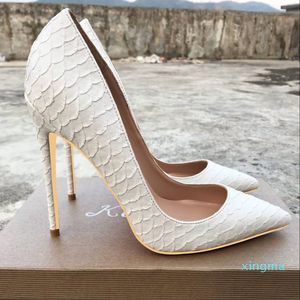 Weiße Stiletto-Absätze mit spitzen Spitzen für die Herbstkollektion 2021 für Damen sind eine perfekte Ergänzung zu den sexy, flachen Schlangenleder-Damen