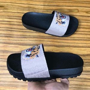 Par Animal Slipper Gear Bottoms Man Striped Rubber Sandaler Causal Non-Slip Summer Huaraches Tofflor För Kvinna Flip Flops Bästa kvalitet med Box 35-45 06