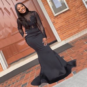 2021 Afrikanska Black Mermaid Evening Dresses Långärmade Hög Hals Prom Kappor Lace Sweep Train On Sale