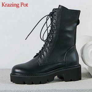 Krazing Pot 2022 Fullkornsläder Motorcyklar Stövlar Rund Toe Korsbundet Med Heels Lace Up Stor Storlek Vinter Varm Mid-Calf Boots 210911