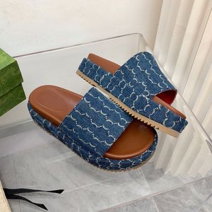 Kadın tasarımcısı düz sandalet terlikleri moda mektubu bayanlar ayakkabı platformu kaydırıcılar metal toka lüks açık baskı flip floplar boyut 35-42 kutu